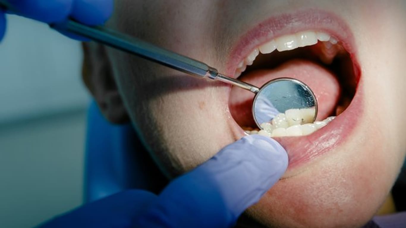 Keine Kontrolle wegen der Pandemie: Mehr als jeder Fünfte hat einer Umfrage zufolge aufgrund von Corona einen Zahnarztbesuch verschoben.