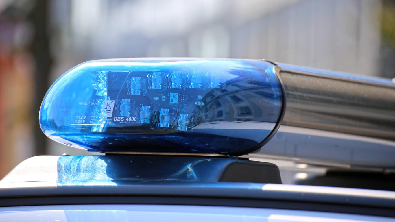 Blaulicht am Polizeiauto: In Karlsruhe wurde die Polizei zu einem Streit in einer Wohnung gerufen.