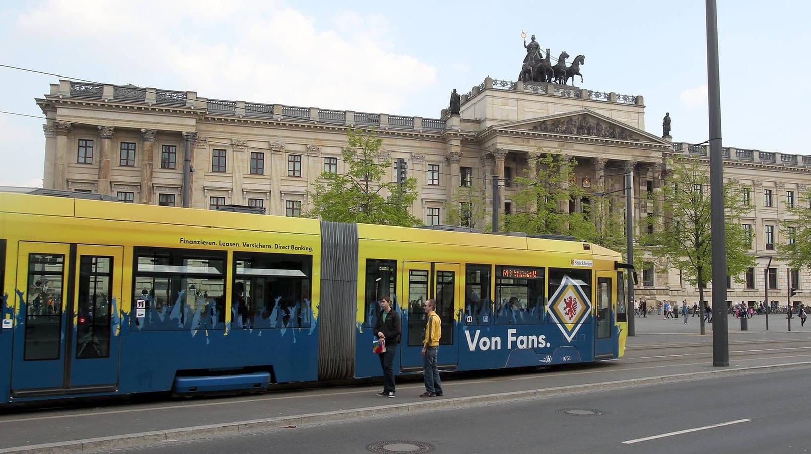 Straßenbahn in Braunschweig vor dem Residenzschloss (Archivbild): In der niedersächsischen Stadt sind zwei Straßenbahnen verunglückt.