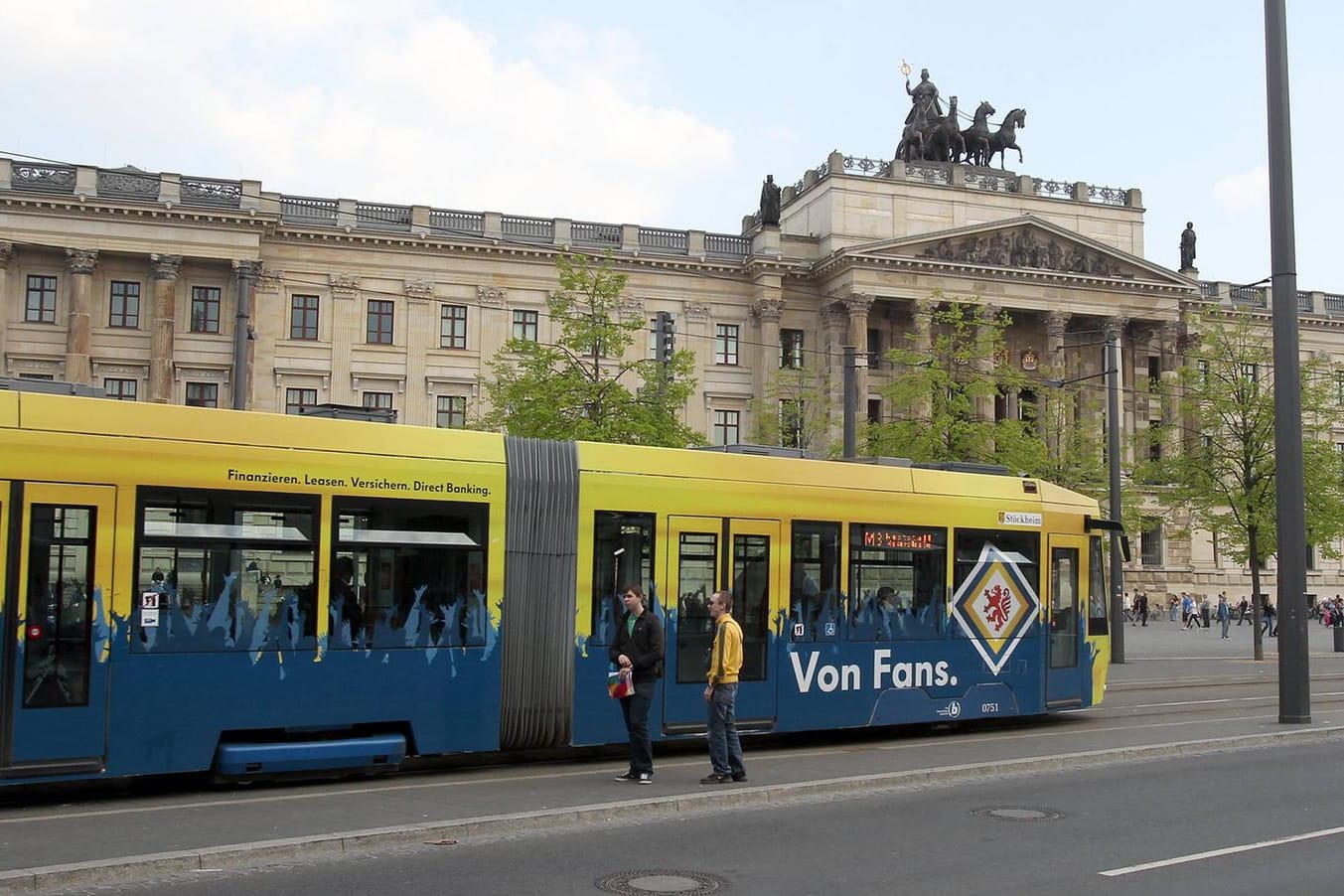 Straßenbahn in Braunschweig vor dem Residenzschloss (Archivbild): In der niedersächsischen Stadt sind zwei Straßenbahnen verunglückt.