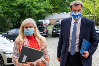 Gesundheitsministerin Melanie Huml (l.) und Ministerpräsident Markus Söder: Gemeinsam müssen sie Bayerns Test-Panne erklären.