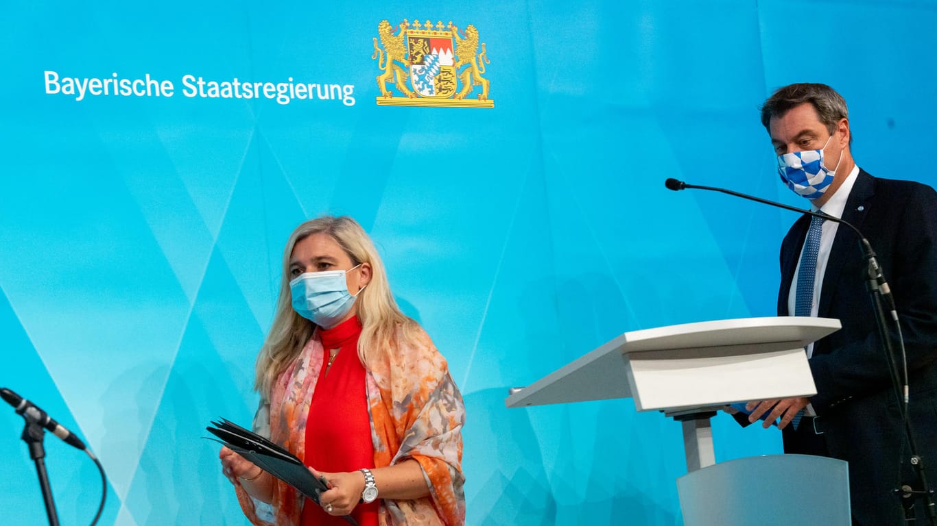 Melanie Huml und Markus Söder: Nach einer schweren Panne bei der Übermittlung von Corona-Test-Daten traten die Gesundheitsministerin und der Ministerpräsident an die Öffentlichkeit.
