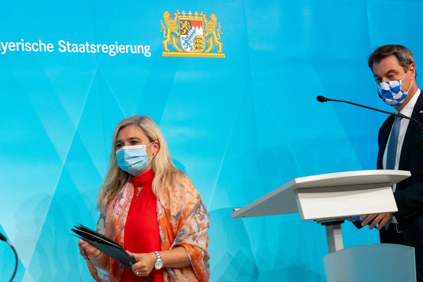 Melanie Huml und Markus Söder: Nach einer schweren Panne bei der Übermittlung von Corona-Test-Daten traten die Gesundheitsministerin und der Ministerpräsident an die Öffentlichkeit.