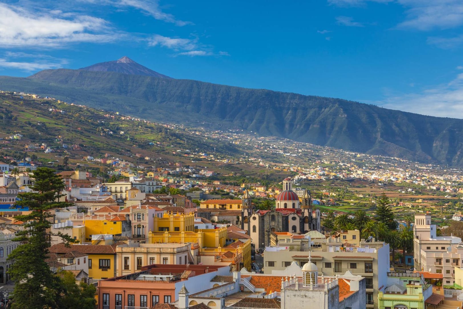 Blick über La Orotava zum Teide: Teneriffa ist ein beliebtes Reiseziel von deutschen Urlaubern.