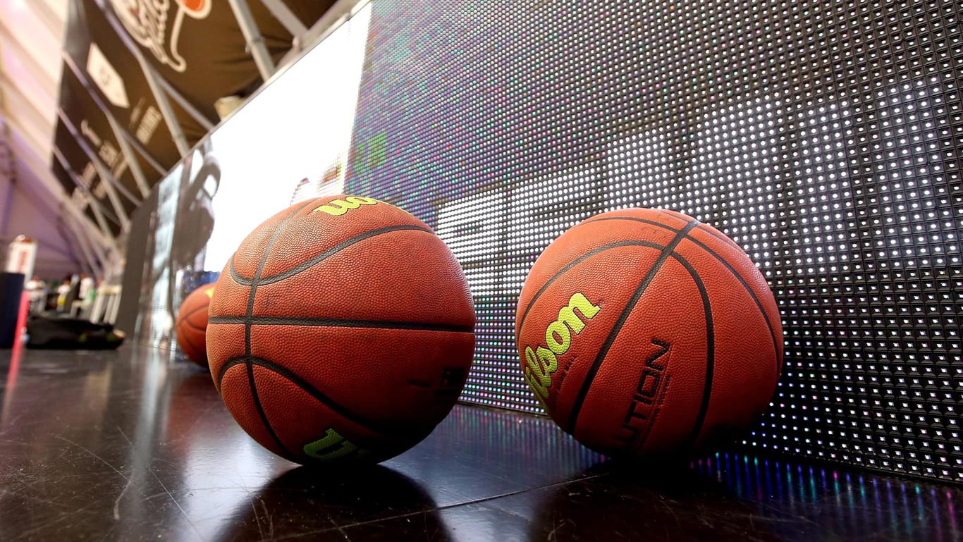 Zwei Basketbälle: Im Oktober wird der "Rewe Cup" ausgetragen.