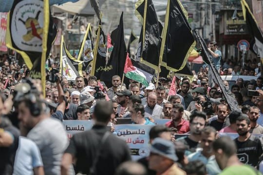 Protest gegen die Annäherung zwischen Israel und den Vereinigten Arabischen Emiraten im Gzastreifen.