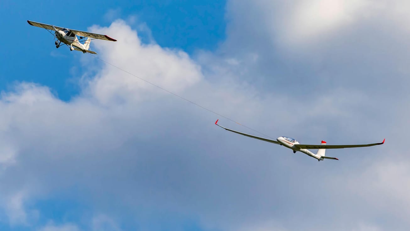 Ein Kleinflugzeug schleppt einen Segelflieger in die Luft: In Nordhessen ist ein Pilot bei einem Absturz ums Leben gekommen. (Symbolfoto) Ein Kleinflugzeug schleppt einen Segelflieger in die Luft: In Nordhessen ist ein Pilot bei einem Absturz ums Leben gekommen. (Symbolfoto)