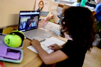 Digitales Lernen: Eine Schülerin wird in einer Berliner Grundschule von ihrer Lehrerin per Live-Stream unterrichtet.