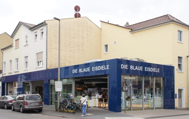 "Die Blaue Eisdiele": So nannte der Volksmund das Eis-Cafe "Riviera" in Bad Kreuznach – und Chef Manuel Costantin übernahm das und taufte es um. Er experimentiert und modernisiert laufend. Heute dürfte es Deutschlands digitalste Eisdiele sein.