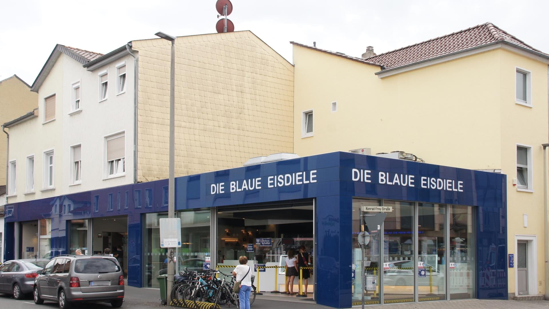 "Die Blaue Eisdiele": So nannte der Volksmund das Eis-Cafe "Riviera" in Bad Kreuznach – und Chef Manuel Costantin übernahm das und taufte es um. Er experimentiert und modernisiert laufend. Heute dürfte es Deutschlands digitalste Eisdiele sein.