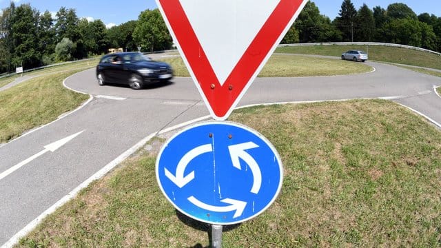 Manche Autofahrer frischen ihre Kenntnisse zum Kreisverkehr besser auf.