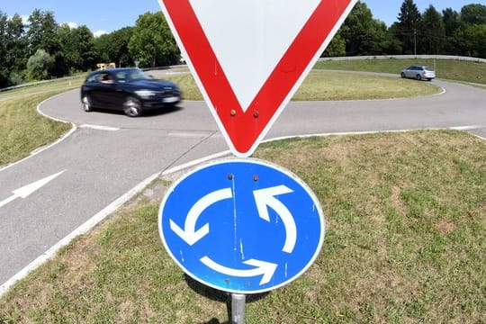 Manche Autofahrer frischen ihre Kenntnisse zum Kreisverkehr besser auf.