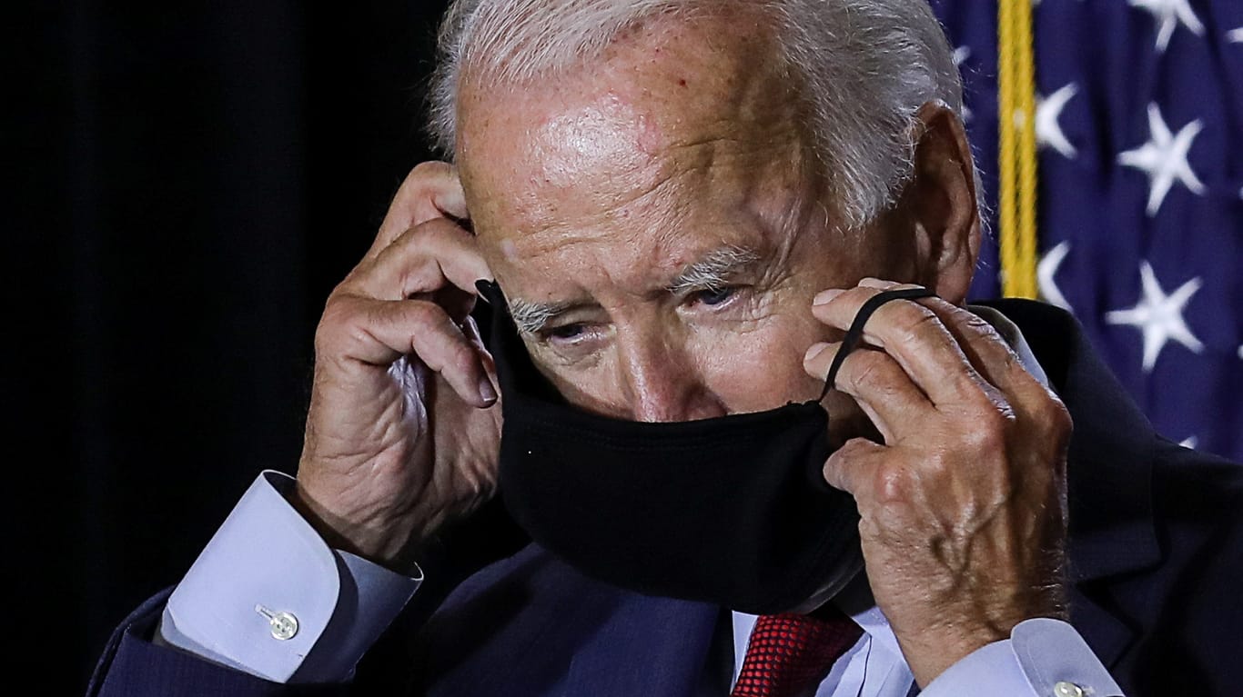 Joe Biden zieht sich eine Maske auf: Der demokratische Präsidentschaftskandidat will den Mundschutz zur Pflicht machen.