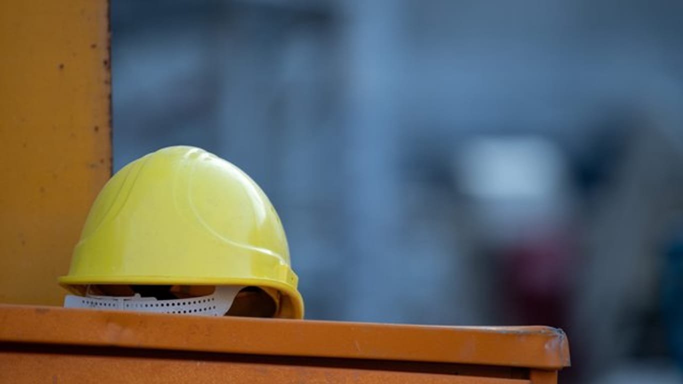 Ein Helm liegt auf einer Baustelle: Der Baubranche geht der Nachwuchs aus.