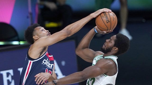 Jonathan Williams (l) von den Washington Wizards blockt einen Wurf von Semi Ojeleye von den Boston Celtics. Jonathan Williams (l) von den Washington Wizards blockt einen Wurf von Semi Ojeleye von den Boston Celtics.
