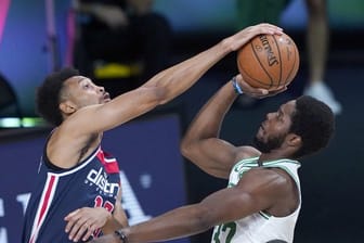 Jonathan Williams (l) von den Washington Wizards blockt einen Wurf von Semi Ojeleye von den Boston Celtics.