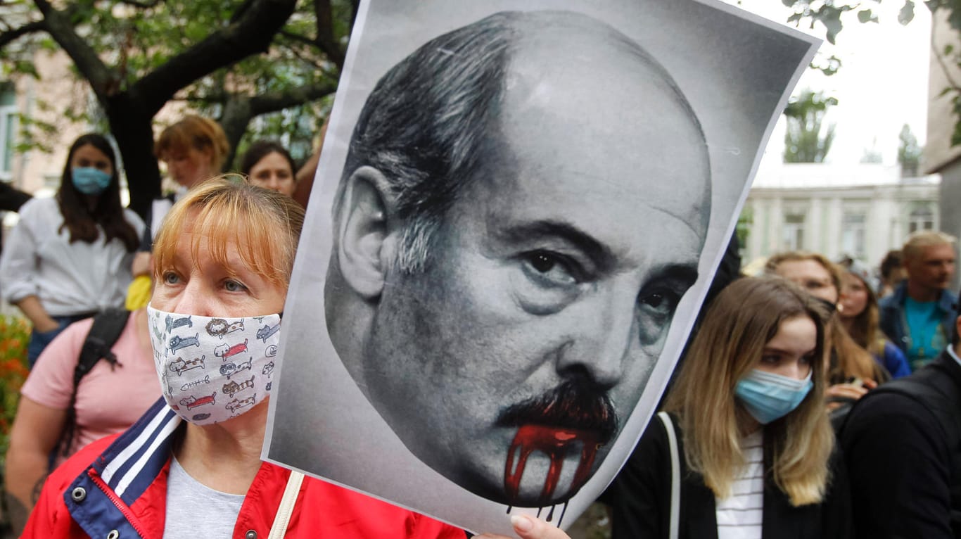 Plakat bei den Protesten mit dem Gesicht Lukaschenkos.