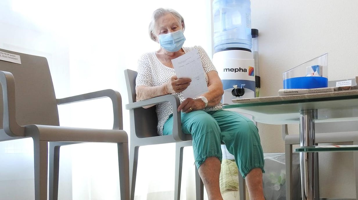 Eine ältere Dame sitzt im Wartezimmer einer Arztpraxis (Symbolbild): Die Zahl der Menschen ohne Krankenversicherung hat in Deutschland stark zugenommen.