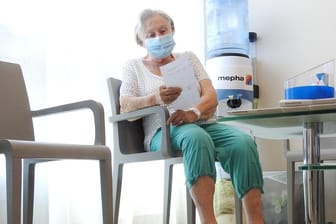 Eine ältere Dame sitzt im Wartezimmer einer Arztpraxis (Symbolbild): Die Zahl der Menschen ohne Krankenversicherung hat in Deutschland stark zugenommen.