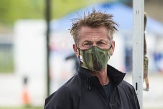 Sean Penn bei der Eröffnung eines neuen Corona-Drive-Thru-Testgeländes in Chicago.