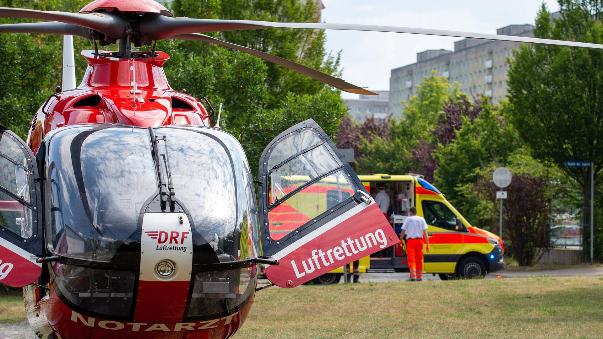 Notarzt im Rettungshubschrauber: Die gerufenen Einsatzkräfte konnten den Jungen nicht mehr wiederbeleben. (Symbolbild) Notarzt im Rettungshubschrauber: Die gerufenen Einsatzkräfte konnten den Jungen nicht mehr wiederbeleben. (Symbolbild)