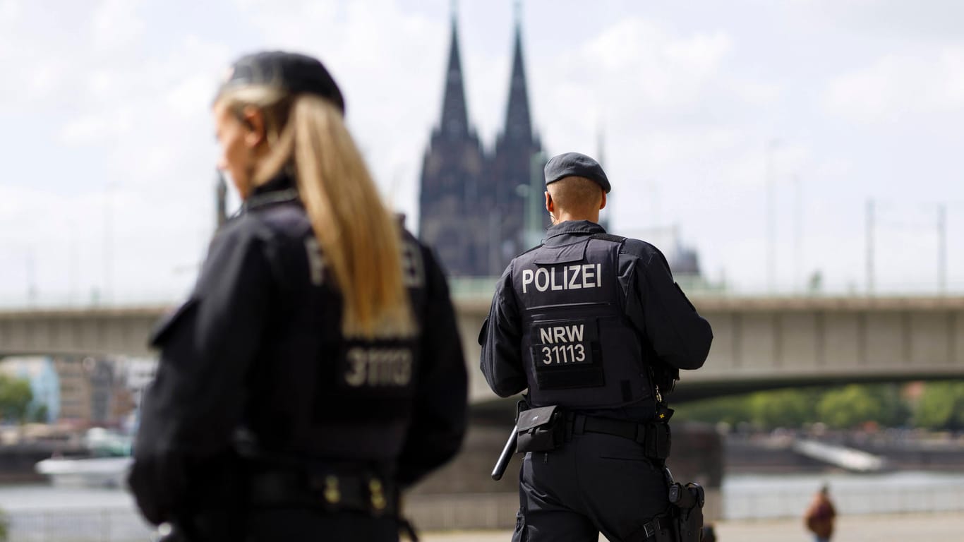 Polizisten mit dem Kölner Dom im Hintergrund (Symbolbild): In Köln hat sich der Polizeipräsident an die Bevölkerung gewandt.