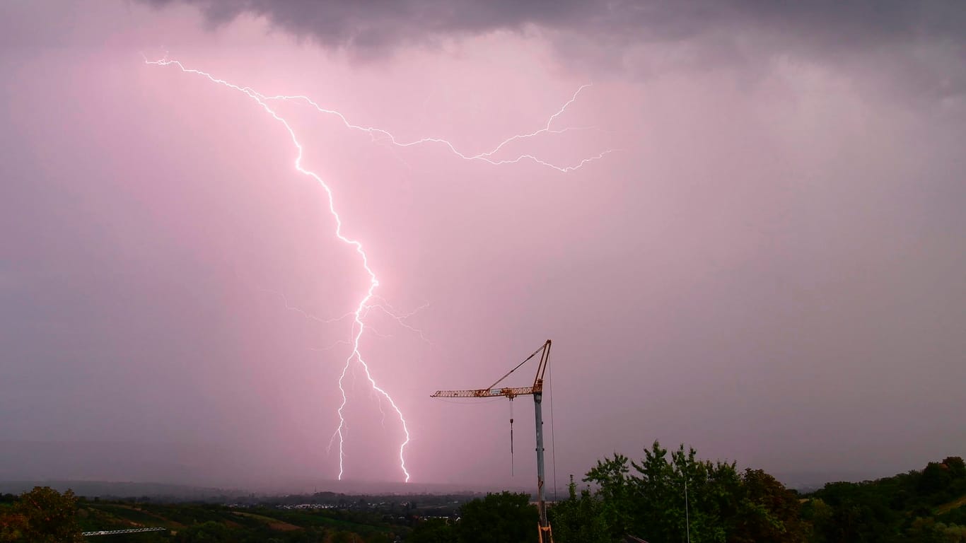 Rheingau-Taunus-Kreis: Ein Blitz schlägt am Morgen bei einem Gewitter im Taunus nordwestlich von Eltville am Rhein ein.