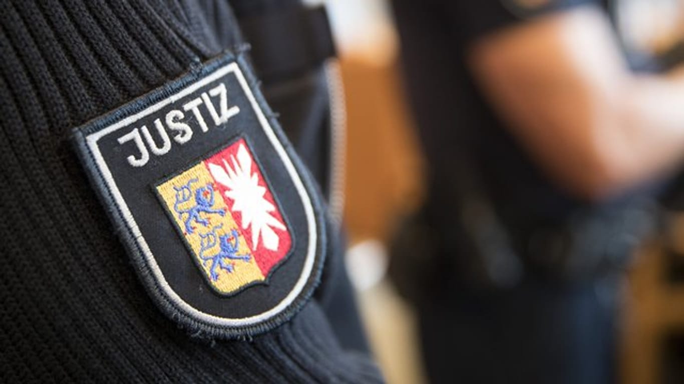 Justizbeamte stehen im Gerichtssaal (Symbolbild): In Kiel ist eine Staatsanwältin vom Vorwurf der Rechtsbeugung freigesprochen worden.