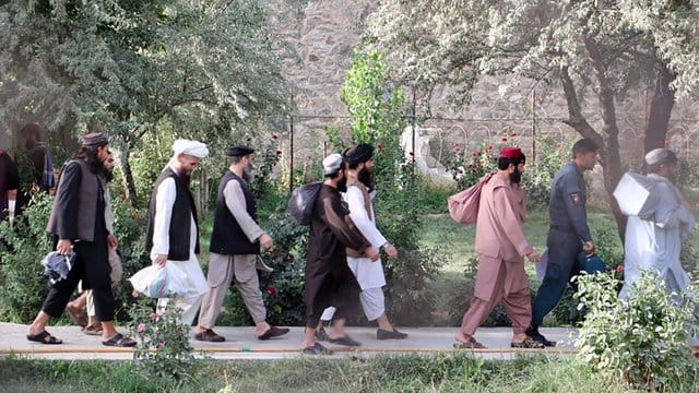 Taliban-Gefangene werden aus der Haftanstalt Pol-e Tscharchi in Kabul entlassen. Taliban-Gefangene werden aus der Haftanstalt Pol-e Tscharchi in Kabul entlassen.