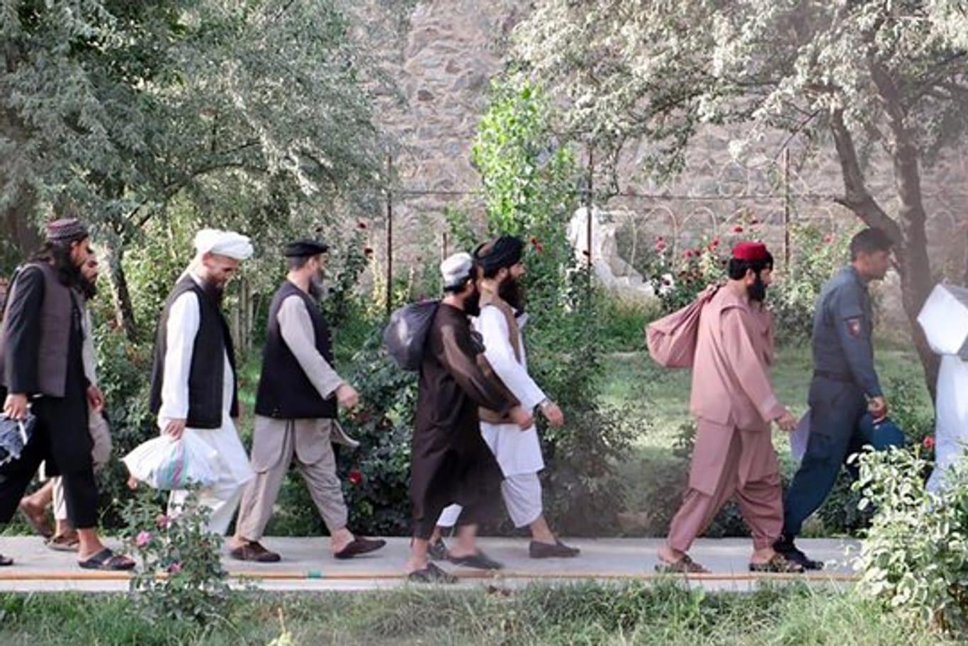 Taliban-Gefangene werden aus der Haftanstalt Pol-e Tscharchi in Kabul entlassen.