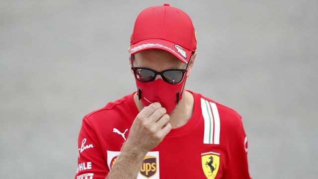 Entspannt mit Lesen abseits der Formel-1-Strecke: Ferrari-Pilot Sebastian Vettel. Entspannt mit Lesen abseits der Formel-1-Strecke: Ferrari-Pilot Sebastian Vettel.