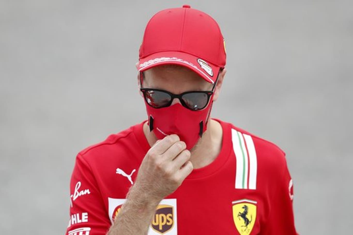 Entspannt mit Lesen abseits der Formel-1-Strecke: Ferrari-Pilot Sebastian Vettel.