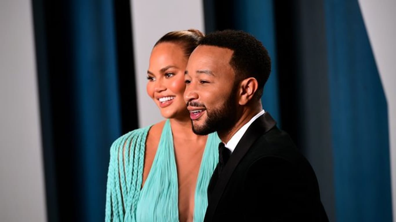 John Legend (r) und seine Frau Chrissy Teigen bei der Oscar-Party der Vanity Fair 2020 in Hollywood.