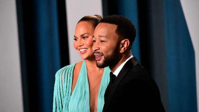 John Legend (r) und seine Frau Chrissy Teigen bei der Oscar-Party der Vanity Fair 2020 in Hollywood.