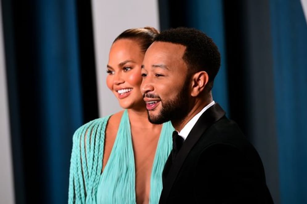 John Legend (r) und seine Frau Chrissy Teigen bei der Oscar-Party der Vanity Fair 2020 in Hollywood.