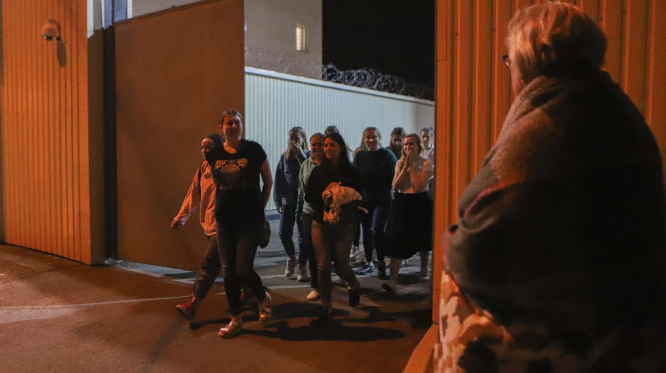 Belarus: Frauen gehen durch ein Tor, nachdem sie aus einer Haftanstalt entlassen wurden, in der Demonstranten während einer Massenkundgebung im Anschluss an die Präsidentschaftswahlen festgenommen worden waren.