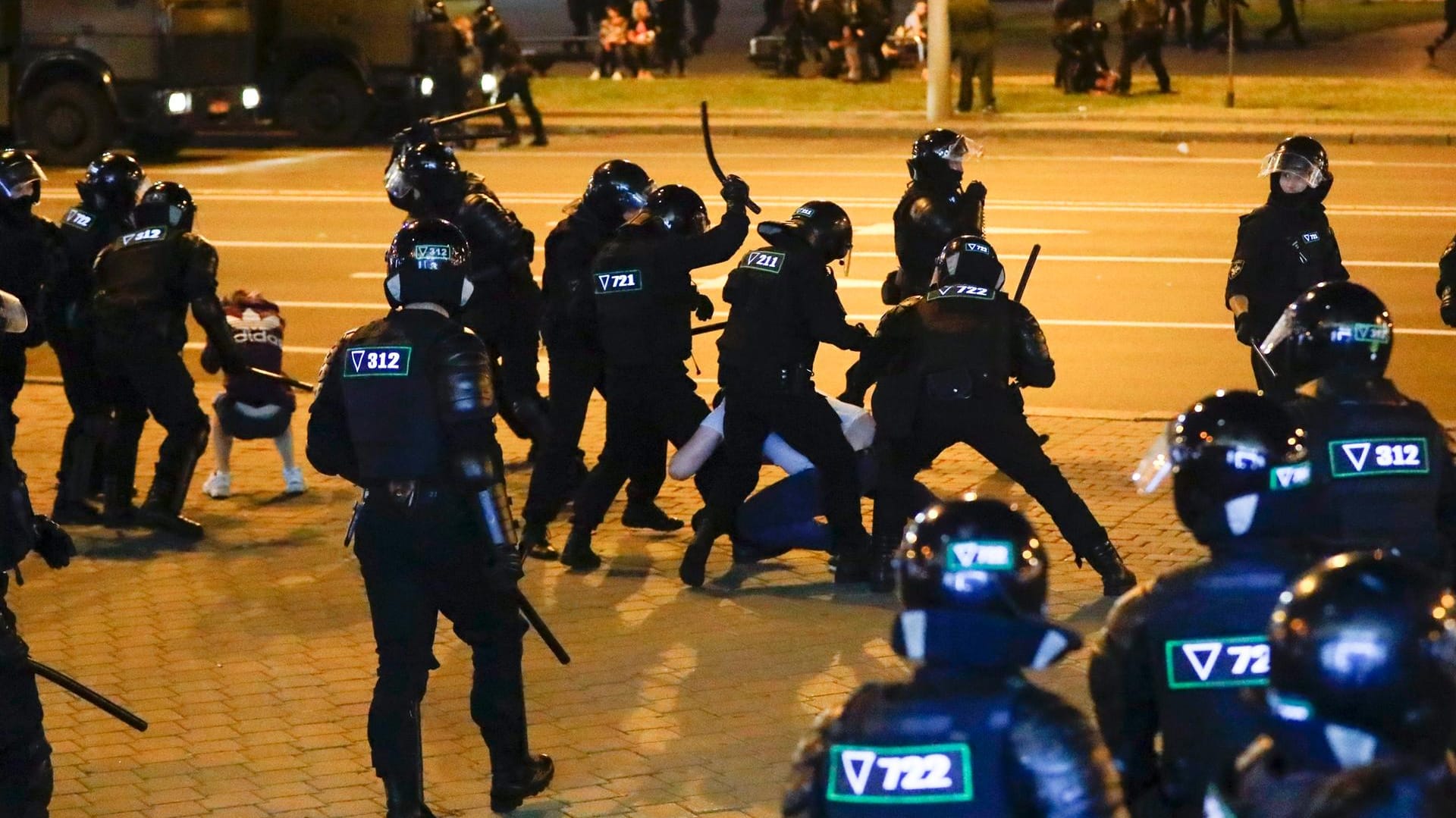 Die Polizei geht mit Schlagknüppeln gegen die Proteste in Minsk vor: Demonstranten, die aus der Haft entlassen werden, sprechen von Misshandlungen.