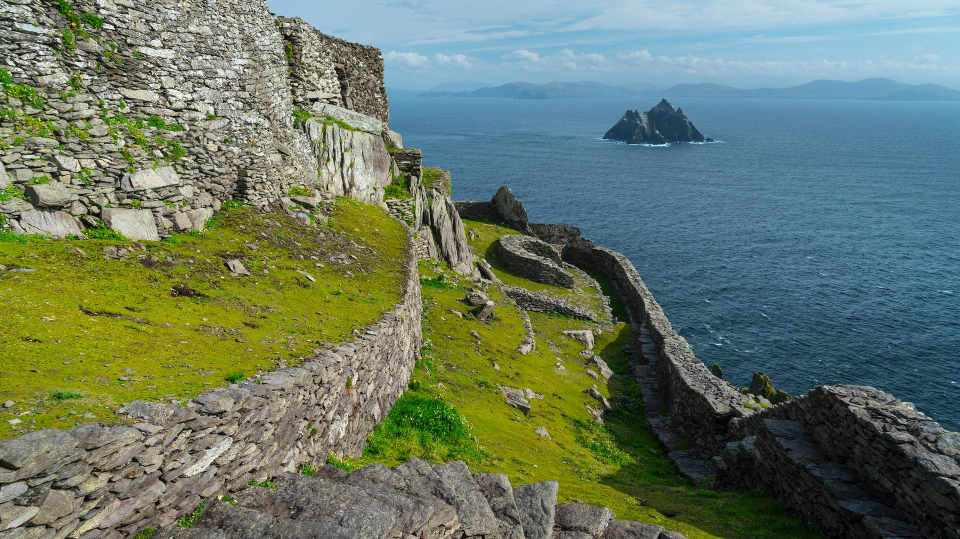 Blick von Irland auf den Atlantik: Zwei junge Frauen sind mit ihren Paddleboards so weit abgetrieben, dass sie es nicht mehr alleine zurück ans Ufer schafften.