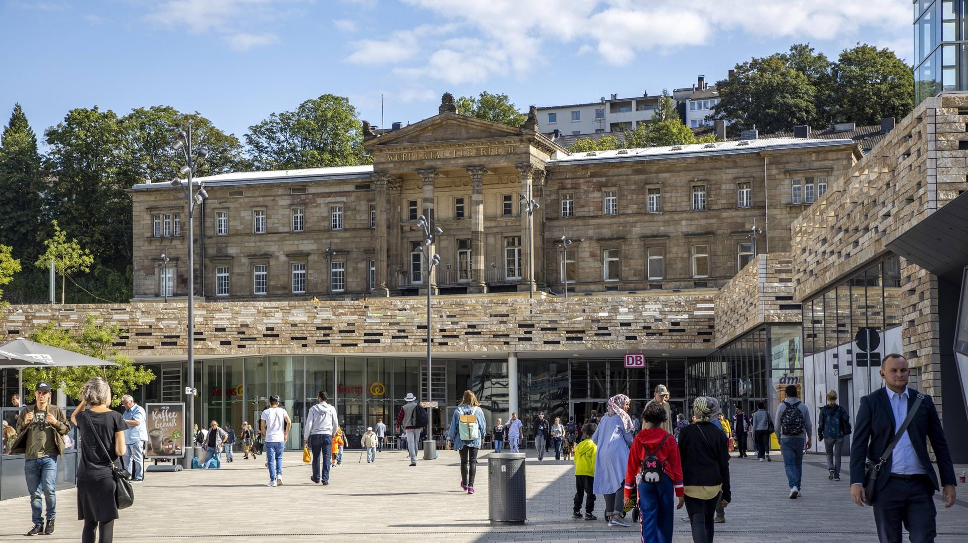 Blick auf den Bahnhofsvorplatz in Wuppertal: Die Mauer aus beigem Naturstein ist marode und muss gesichert werden. Blick auf den Bahnhofsvorplatz in Wuppertal: Die Mauer aus beigem Naturstein ist marode und muss gesichert werden.