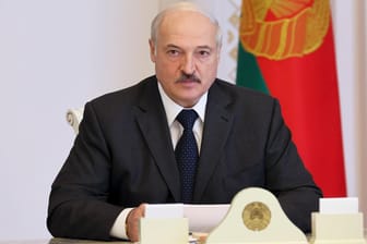 Präsident Lukaschenko hat sich erstmals zu den Protesten in Belarus geäußert.