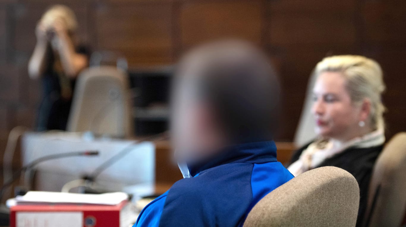 Der Angeklagte sitzt neben seiner Verteidigerin Harriet Krüger im Landgericht auf der Anklagebank: Der 60-Jährige wurde nun vom Gericht verurteilt.