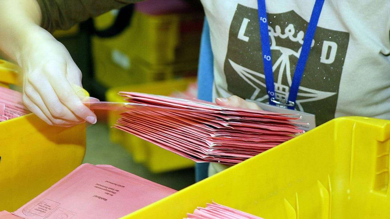 Eine junge Frau sortiert Briefwahlunterlagen: In Dortmund stehen die Kommunalwahlen an.