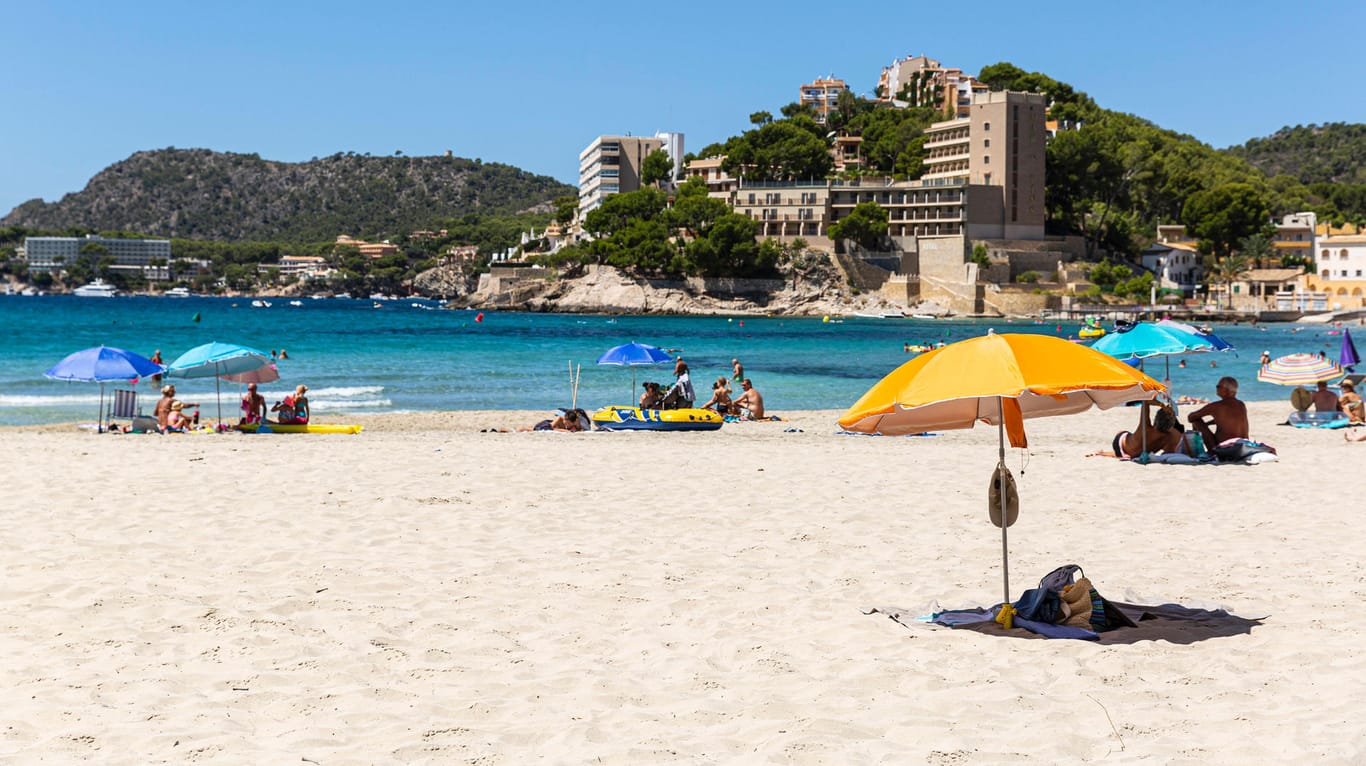 Vereinzelte Urlauber am Strand: Die Bundesregierung erwägt eine Reisewarnung für die Balearen. (Symbolbild)