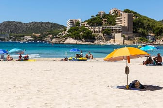 Vereinzelte Urlauber am Strand: Die Bundesregierung erwägt eine Reisewarnung für die Balearen. (Symbolbild)