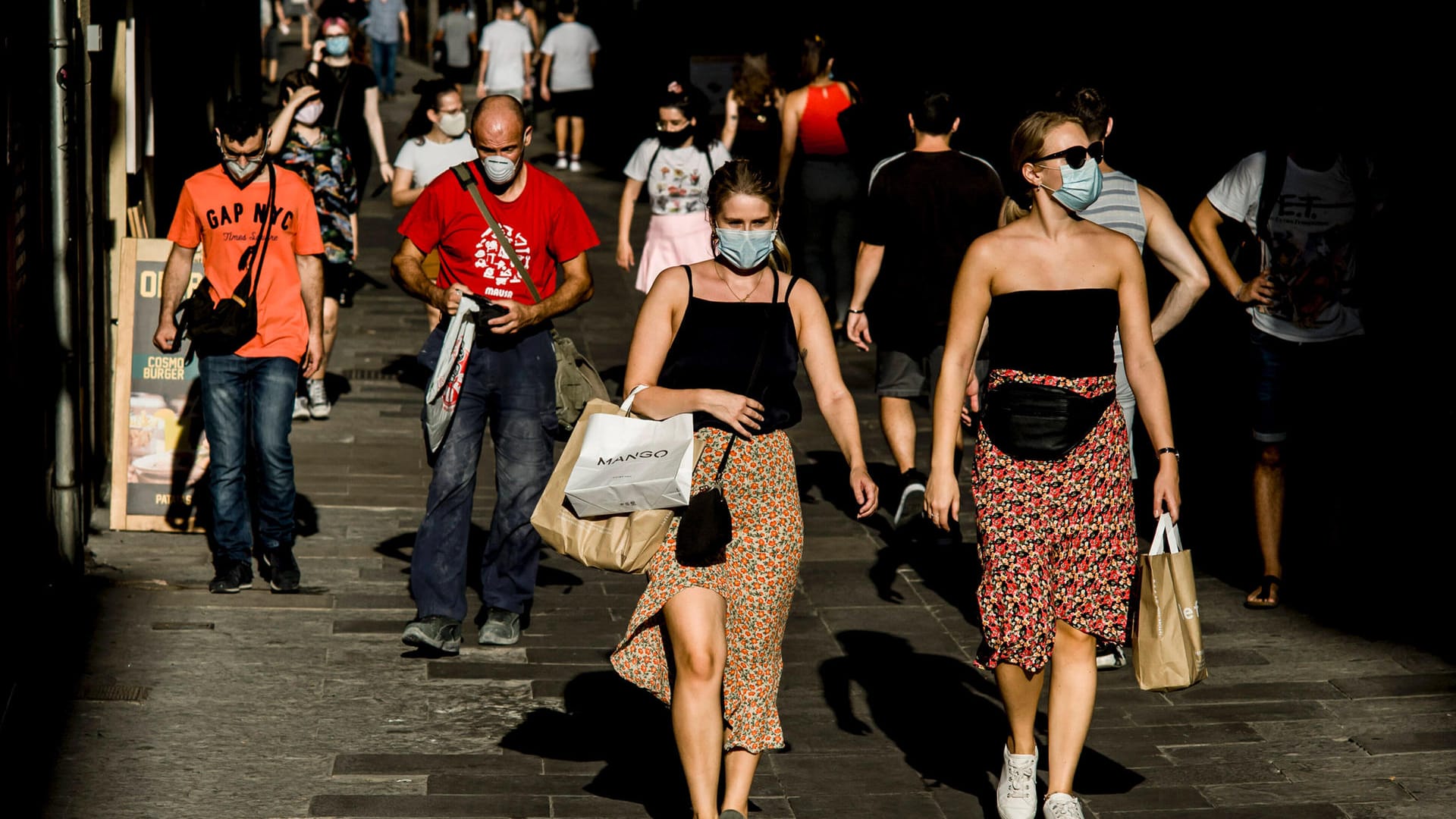 Passanten in Barcelona: Für Katalonien gilt neben anderen Regionen Spaniens seit Kurzem wieder eine Reisewarnung des Auswärtigen Amtes.