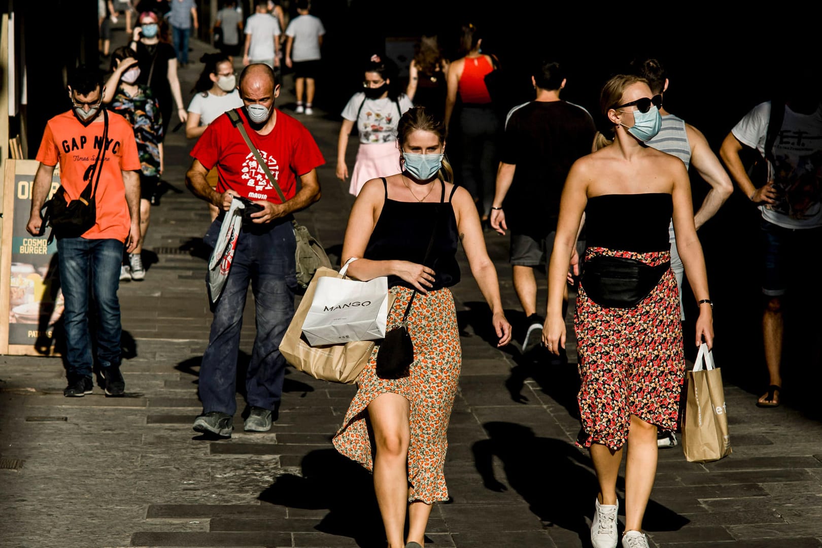 Passanten in Barcelona: Für Katalonien gilt neben anderen Regionen Spaniens seit Kurzem wieder eine Reisewarnung des Auswärtigen Amtes.