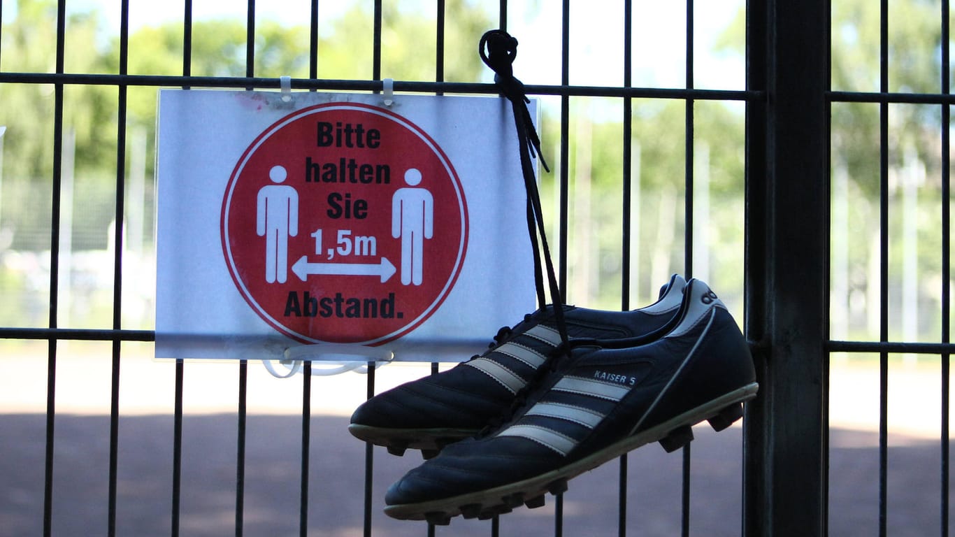 Fußballschuhe hängen am Zaun: Der Karlsruher Amateurfußball ist von Corona betroffen.