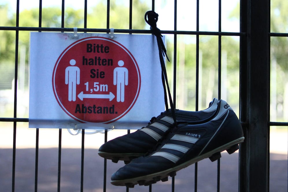 Fußballschuhe hängen am Zaun: Der Karlsruher Amateurfußball ist von Corona betroffen.