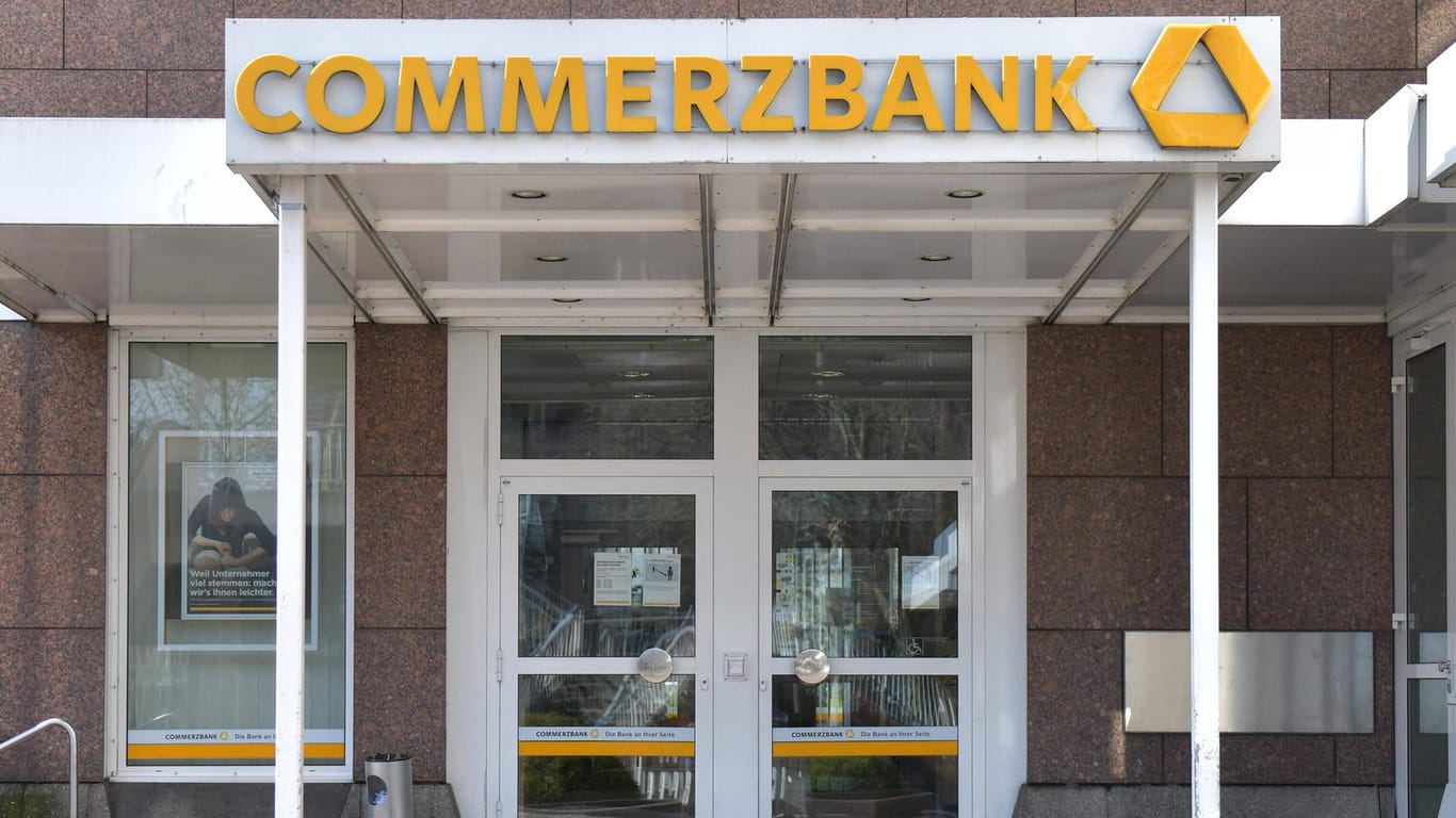 Commerzbank-Filiale in Gießen (Symbolbild): Das Finanzinstitut will zahlreiche Filialen dauerhaft schließen.