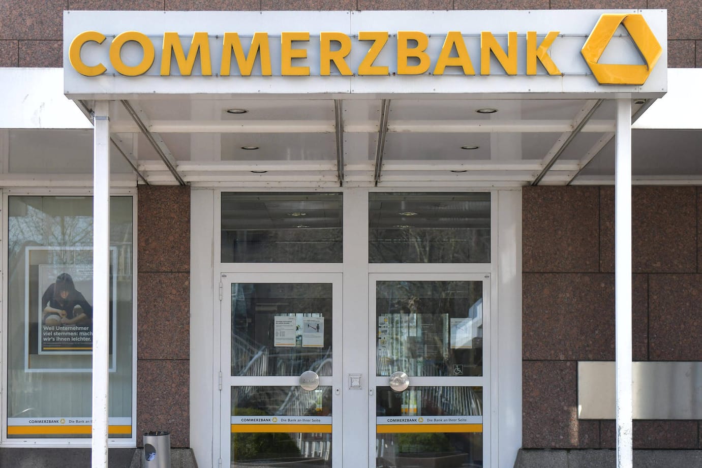Commerzbank-Filiale in Gießen (Symbolbild): Das Finanzinstitut will zahlreiche Filialen dauerhaft schließen. Commerzbank-Filiale in Gießen (Symbolbild): Das Finanzinstitut will zahlreiche Filialen dauerhaft schließen.